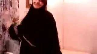رقص سعودية سكسي زوجة سعودية تثير زوجها في ليلة حمرا