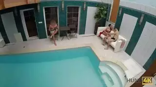 إنه يسمح لزوجته بممارسة الجنس مع رجل غير معروف