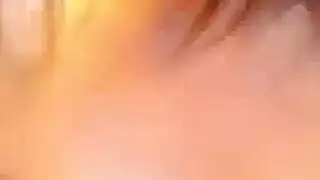فتاة مثيرة تجعل دور صديقها الزنجبيل