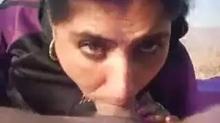 ترضع و تلحس الزب و تشرب حليبه بعدما يقذف في فمها