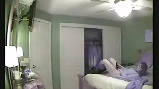 بخ ضخم في السرير ووقت اللعب على الكاميرا في غرفة النوم