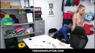 الجنس في المتجر مع عميل مارس الجنس من الصعب من قبل البائع