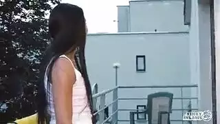 سيدة سمراء ينتظر الصبي على البقاء وحدها ويذهب إلى الجنس الشرجي معه