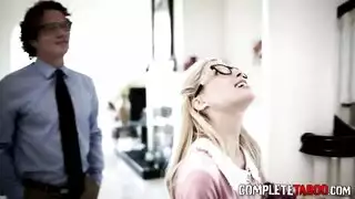صغيرتي شقراء في سن المراهقة إعطاء رئيس