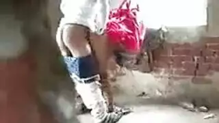 سيدات شابان بصورة عاهرة في عمل اللعب الثلاثي.