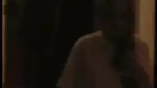 تمتص ومقدمة هي الكلبة مع آلة سخيف جنسي.