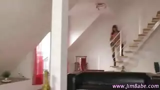 في سن المراهقة تمتص الديك بينما أبي في العمل