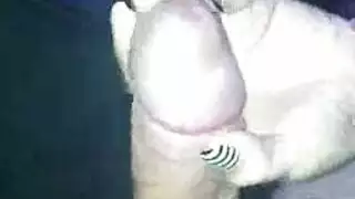 قحبة تلعب بالزب الكبير و تداعبه حتى يقذف في يدها