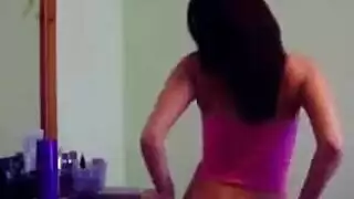 امرأة سمراء حار تجريد في المطبخ