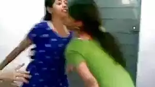 تستمتع فتيات الكلية في نوادي مختلفة ولا يوجد من يمنعهن