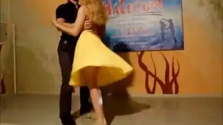 الرقص زوجين اللعين على أريكة