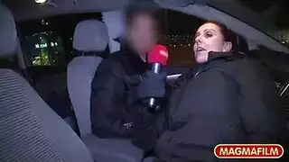 وضعت امرأة ناضجة اثنين القحبة لجعل شفوي المحمية غريب