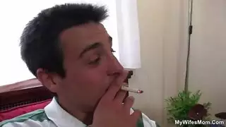 أمي الصديقات يعطي اللسان لأبي قرنية