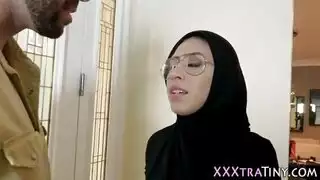 المحجبة الشهوانية تتناك في طيزها وتبتلع حليب حبيبها الأبيض