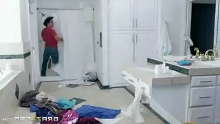 واقف بيلعب في زبه و بيتفرج علي مرات ابوه وهي هايجة افلام نيك