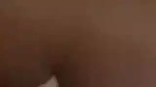 تسقط الأم الشقراء من فصولها المعتادة ، وتتوق إلى النزول والقذرة