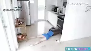 يستغل أخت خطيبته وينيكها