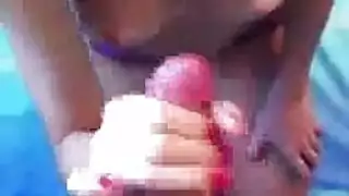 شقراء مدلكة في الهواء الطلق يركب العميل