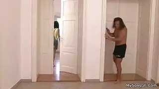 يتجسس على بنته فى الحمام وينيكها سكس الاب وبنته
