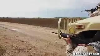 اللبوة المحجبة السمراء تمص أزبار الجنود الأمريكيين