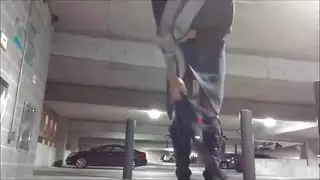 مص زب ضخم في موقف سيارات عام