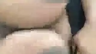 كبير الثدي في سن المراهقة يلعب مع دسار المطاط لها.
