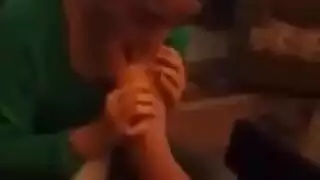 عاوزة فلوس سلف من صحبتها فخلتها تمص رجلها فى المقابل وتمتعها