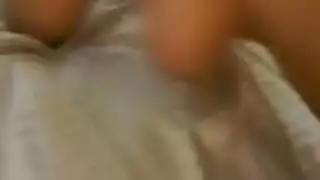 فتاة في الجهاز مع أنبوب إباحي خالي من الديك الكبير