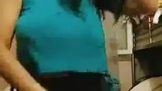عاهرة ساخنة تقدم وجه حلو لعميلها كسول