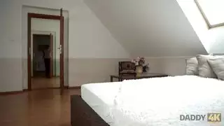 هذه الشقراء المثيرة لديها ثديين جميلين جدًا