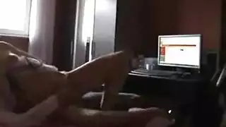 زوجها يروح الشغل وهي تركب على زبر ابنها المراهق
