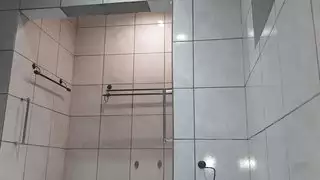 أم تصنع أفلامًا إباحية مع ابنها في مرحاض عام