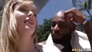 الشرموطة البيضاء ذات الكس المشعر لا يمكنها أن تقاوم الزب الأسود الضخم