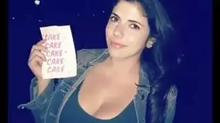 إميلي بابا وأبيجيل ماك على وشك مشاركة ديك صخرة صلبة في الطبيعة.