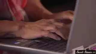 تقدم شقراء لطيف لامتصاص ديك مجانا