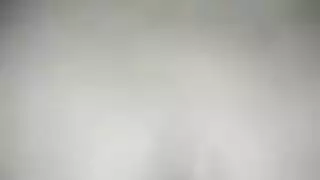 راندي أشقر غال ليليانا سخيف على السرير.