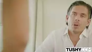 شقراء الشباب مثير مقتنع من رجل متزوج أن تبتسم معه
