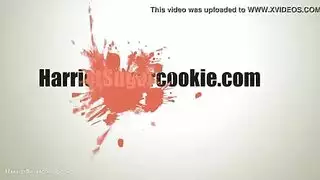 في سن المراهقة يحيط بوسها.