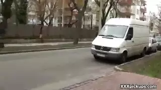 مص القضيب بالحركة البطيئة والكومينغ على شفتيها