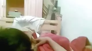 ترضع ويركبها من طيزها