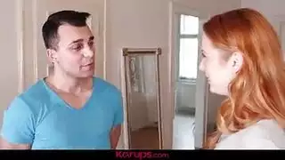 أحمر الشعر جبهة مورو في سراويل ثونغ لها.
