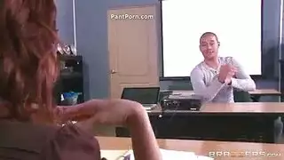 بريتني العنبر وكريستي ماك تشكل عاريات ودغدغة بعضها البعض في السرير