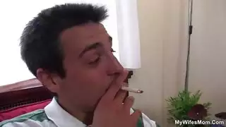 تشترك صديقات أمي وصديقته في الاستحمام الساخن