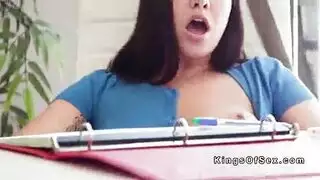 رجل يمارس الجنس مع ثلاث نساء جميلات جدا ومتحمسات