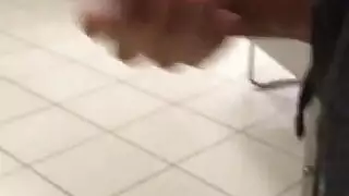 فتيات محفوفات بالرجولة على طاولة البلياردو