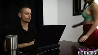 بنت بتهيج أبوها وتخليه ينيكها