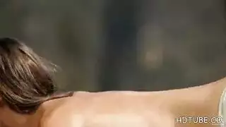 جليم يبحث ليلا سكاي في نظارات تُظهر جسدها الجميل.