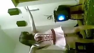 بنت صغيرة سورية ترقص