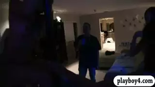 السيدات الحزب الساخن يعطي اليدين للرجال عشوائيا