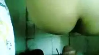 جارته بتنضف البيت يروح وينيكها في حمام بيتها